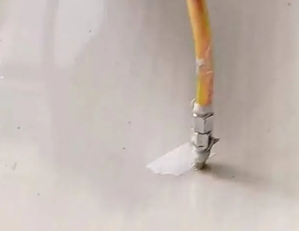 新源瓷砖空鼓维修公司专业解答在瓷砖铺贴过程中，如果使用的砂料过粗（如全部使用了粗砂），可能会导致以下问题