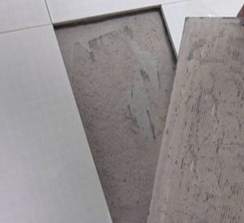 新源瓷砖空鼓维修公司分享瓷砖铺贴时如果打浆（即涂抹在瓷砖背面和基层上的砂浆或瓷砖胶）过少，会带来以下问题